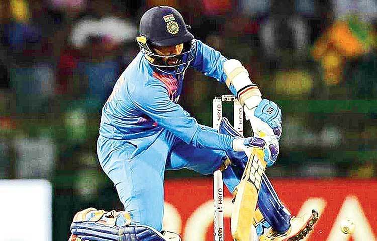 কার্তিক স্কুপ : হাঁটু মুড়ে বসে চামচের মতো বলটাকে তুলে দাও উইকেটকিপারের মাথার উপর দিয়ে। দারুণ কাজের শট স্কুপ। কেকেআর অধিনায়কের সেরা অস্ত্র।