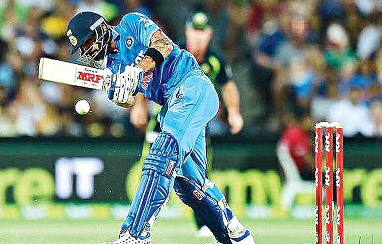 কোহলি হুইপ : সামনের পায়ে ভর দিয়ে কব্জির মোচড়ে অফস্টাম্পের বল চাবুক মারার ভঙ্গিতে পাঠিয়ে দেবেন মিডউইকেট বাউন্ডারিতে। বিরাটের বিশেষ শট।