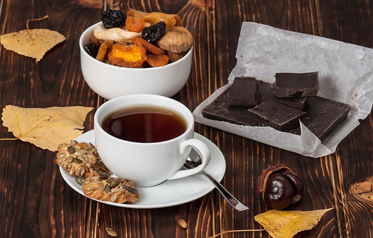 চা ও চকলেট থেকেও ‘ক্যালসিয়াম স্টোন’ তৈরি হওয়ার সম্ভাবনা থাকে। সুতরাং সেটিও এড়িয়ে যাওয়া উচিত।