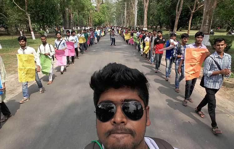 ‘কোটা পদ্ধতির সংস্কার চাই’ স্লোগান নিয়ে পথযাত্রায় শিক্ষার্থীরা।