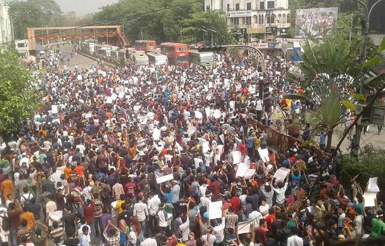 রাজধানীর শাহবাগে একত্রিত হচ্ছে বিভিন্ন ছাত্র সংগঠন ও চাকরি প্রত্যাশীরা।