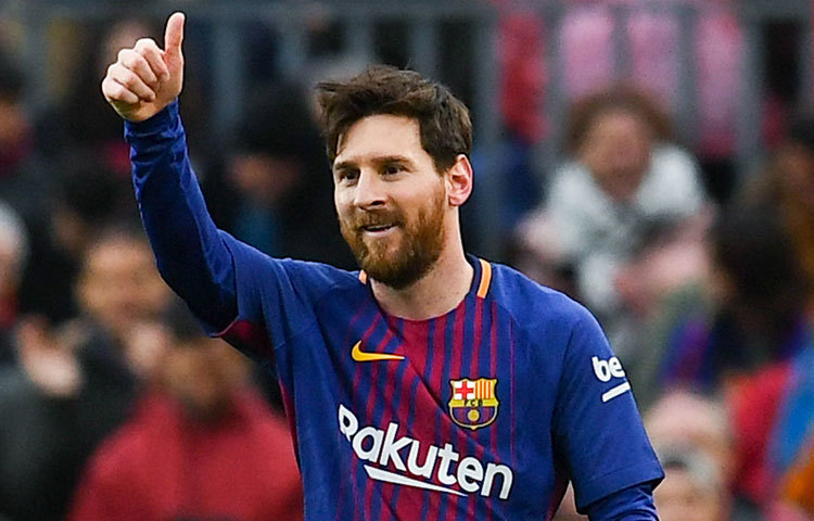 লিওনেল মেসি একজন আর্জেন্টাইন পেশাদার ফুটবল খেলোয়াড়। তিনি স্পেনের সর্বোচ্চ পেশাদার ফুটবল লীগ প্রতিযোগিতা লা লিগাতে ফুটবল ক্লাব বার্সেলোনা এবং আর্জেন্টিনার জাতীয় ফুটবল দলের পক্ষে একজন ফরোয়ার্ড হিসেবে খেলেন। তিনি ১৯৮৭ সালে জন্মগ্রহণ করেন। বর্তমানে তিনি বার্সেলোনার হয়ে খেলছেন।