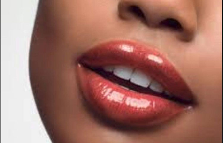 আর্দ্রতা হারালে ঠোঁট বিবর্ণ হয়ে যায়। ঠোঁটের রং কালো হয়ে যায়। তাই ঠোঁটের আর্দ্রতা সব সময়ই ধরে রাখা উচিত এর জন্য ভাল লিপবাম খুব কাজের হতে পারে। কিন্তু আমরা অনেকেই লিপবাম সঠিক প্রয়োগ করি না। ঠোঁটকে শুষ্ক হতে দিই।