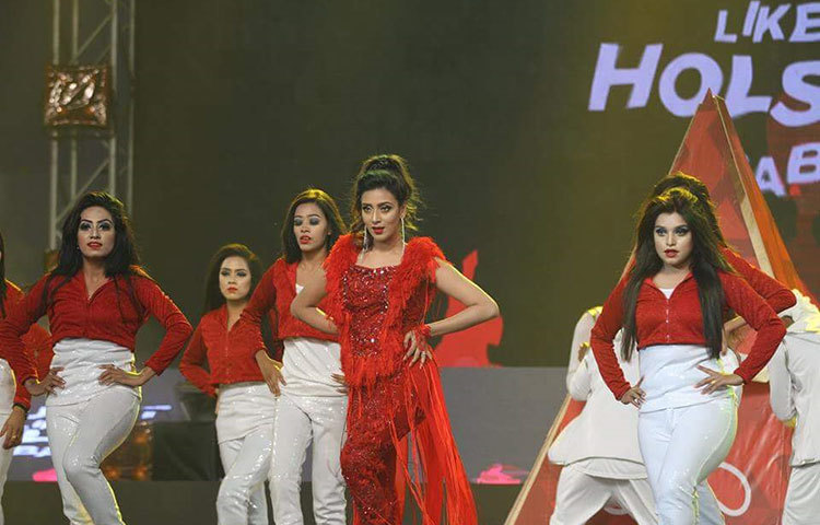 নৃত্য পরিবেশন করছেন সাবেক লাক্স তারকা বিদ্যা সিনহা মিম। ছবি : মাহবুব আলম