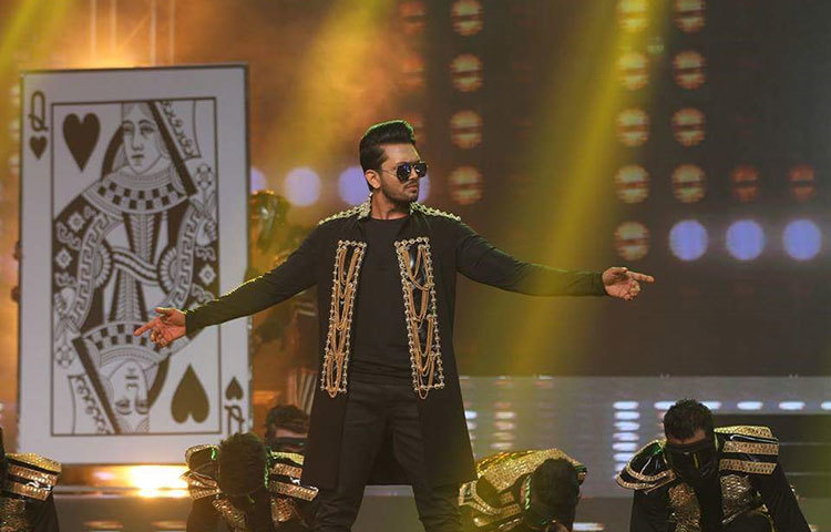 অনুষ্ঠানে নৃত্য পরিবেশনায় অংশ নেন চিত্রনায়ক আরেফিন শুভ। ছবি : মাহবুব আলম