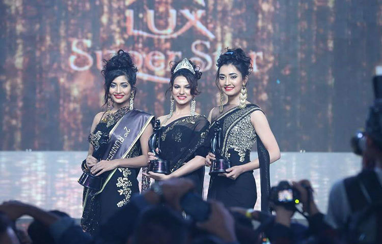 ফটোশুটে এবারের তিন লাক্স তারকা। ছবি : মাহবুব আলম