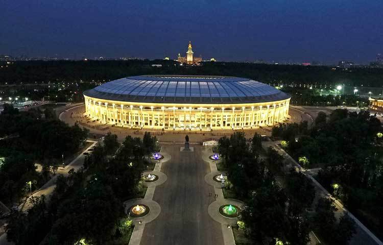 লুজনিকি স্টেডিয়াম : এটি ১৯৫৬ সালে ফুটবল খেলার জন্য খুলে দেয়া হয়। স্টেডিয়ামটিতে ৮০ হাজার দর্শক বসতে পারে। রাশিয়ার রাজধানী মস্কোতে অবস্থিত। ৭টি ম্যাচ এই স্টেডিয়ামটিতে অনুষ্ঠিত হবে। সেই সঙ্গে ফাইনাল খেলার আসরও এ স্টেডিয়ামে অনুষ্ঠিত হবে।
