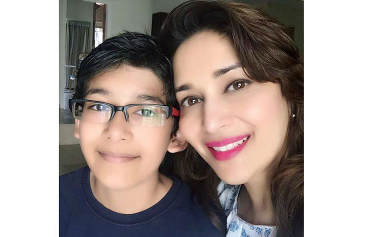 ছেলের সঙ্গে মাধুরী দীক্ষিত।