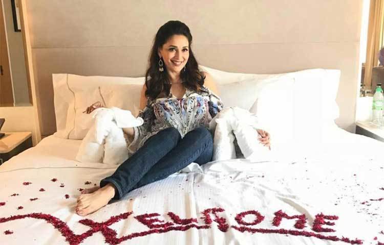 মাধুরী দীক্ষিত : মাধুরী দীক্ষিতের ঘুমের সময় রাত ১২ টা থেকে ৬টা।