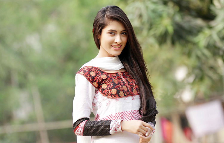 মেহজাবিন চৌধুরী লাক্স সুন্দরী প্রতিযোগিতা থেকে এসে এখন ছোটপর্দায় নিয়মিত অভিনয় করনে।