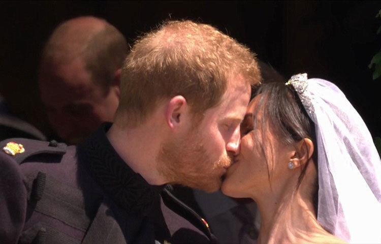 চুমু খাচ্ছেন প্রিন্স হ্যারি ও মেগান মার্কেল।