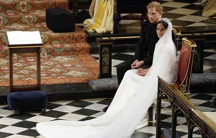 ফটোসেশনে প্রিন্স হ্যারি ও তার স্ত্রী।