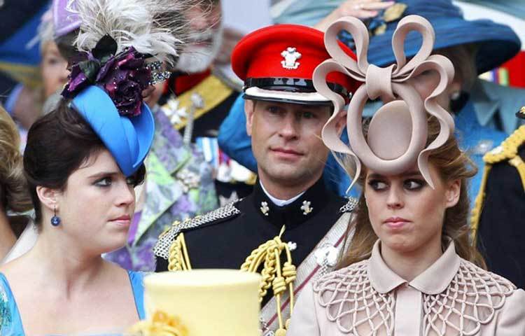 শনিবার লন্ডনের উইন্সরে প্রিন্স হ্যারি এবং মেগান মার্কেলের বিয়েতেও তাই দেখা গিয়েছে। নিমন্ত্রিত সমস্ত মহিলা অতিথিরাই রাজকীয় হ্যাটে অনুষ্ঠানের শোভা বৃদ্ধি করছিলেন।