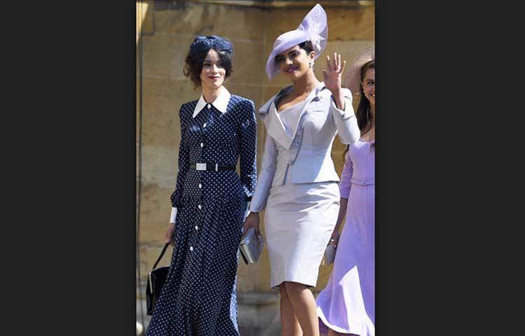 যুবরানি মেগান মার্কেলের বন্ধু হিসাবে উপস্থিত ছিলেন প্রিয়ঙ্কা চোপড়া। তার মাথায় ছিল ফিলিপ ট্রেসির হ্যাট।