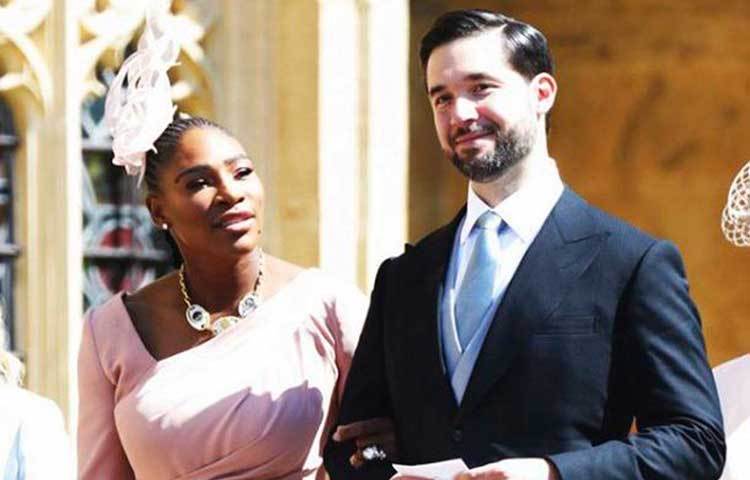 অনুষ্ঠানে স্বামী অ্যালেক্সিসের সঙ্গে উপস্থিত ছিলেন সেরেনা উইলিয়ামসও। গোলাপি হ্যাট ছিল তার মাথাতেও। এটা যে ব্রিটিশ রাজপরিবারের একটা রীতি তা তো বোঝাই যাচ্ছে।