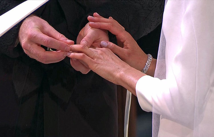 আংটি পড়া হচ্ছে মেগানকে।