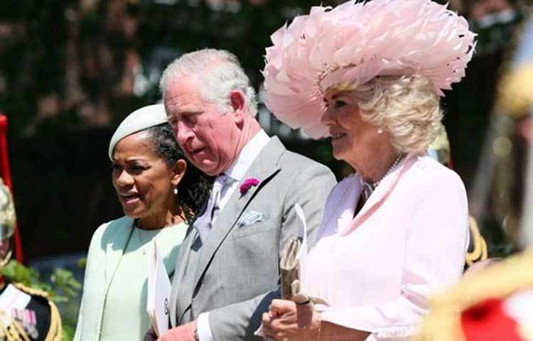 সংবাদমাধ্যম বিবিসির প্রকাশিত একটা তথ্য থেকে জানা যায়, রাজপরিবারের মহিলাদের মাথার চুল কখনই যাতে দেখা না যায়, তার জন্য বহু দিন ধরেই চলে আসছে এই ব্যবস্থা। এটাই রাজপরিবারের রীতি। যার জন্য হ্যাট দিয়ে পুরো মাথাটাই ঢেকে রাখতেন তারা।