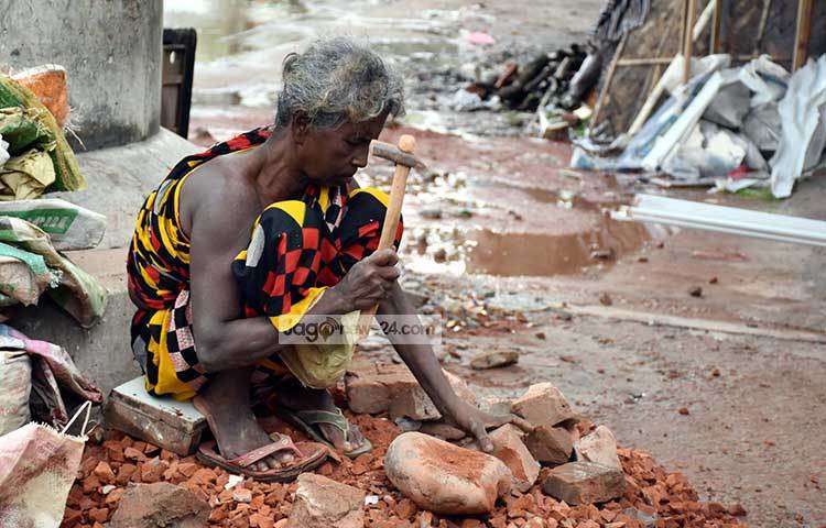 প্রখর রোদ উপেক্ষা করে সকাল-সন্ধ্যা ইট ভাঙছেন এই নারী। সংসারে দুমুঠো অন্ন জোগাতেই এই প্রচেষ্টা তার। ছবি : বিপ্লব দিক্ষিৎ