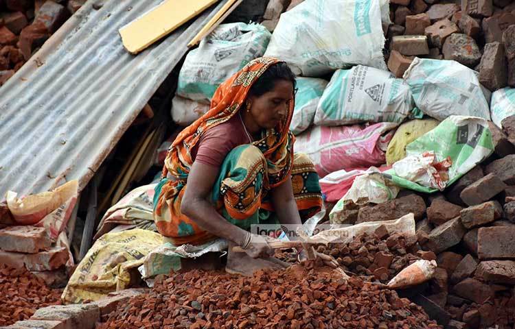 নারী শ্রমিকরা ঘরে বাইরে সমান অবদান রাখছেন। তার পরেও অনেক পরিবারে তাদের শ্রমের স্বীকৃতি মিলছে না। ছবি : বিপ্লব দিক্ষিৎ