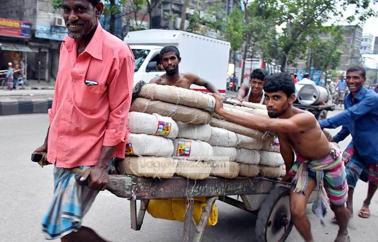 সংসারের সব সদস্যদের মুখে হাসি ফোটতেই তারা দিন-রাত কঠিন শ্রম দিয়ে যাচ্ছেন। ছবি : বিপ্লব দিক্ষিৎ
