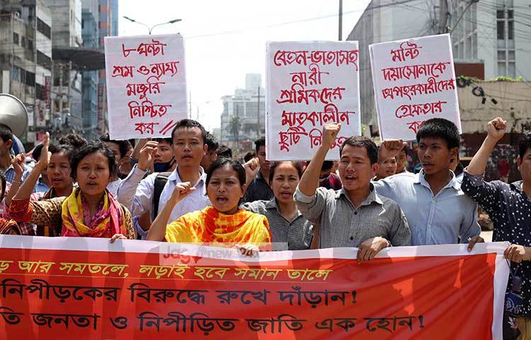 শ্রমিকদের বিভিন্ন দাবি দাওয়ার প্লাকার্ড নিয়ে এইট র‌্যালি যাচ্ছে শ্রমিক সমাবেশের দিকে।