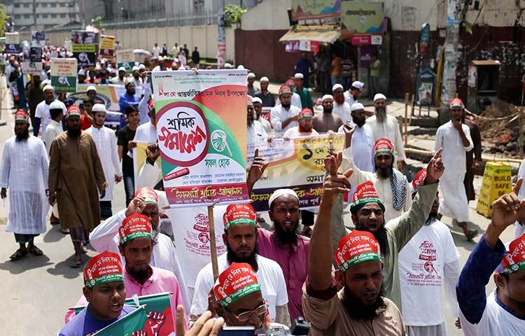 র‌্যারি নিয়ে যাচ্ছে ইসলামী শ্রমিক আন্দোলন। ছবি : মাহবুব আলম