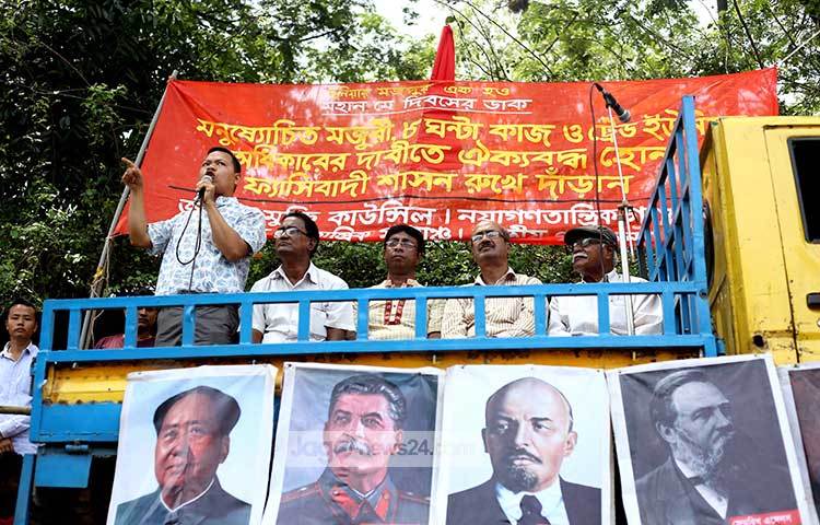 ট্রাকের উপর দাঁড়িয়ে শ্রমিকদের উদ্দেশ্যে বক্তব্য দিচ্ছেন এক শ্রমিক নেতা। ছবি : মাহবুব আলম