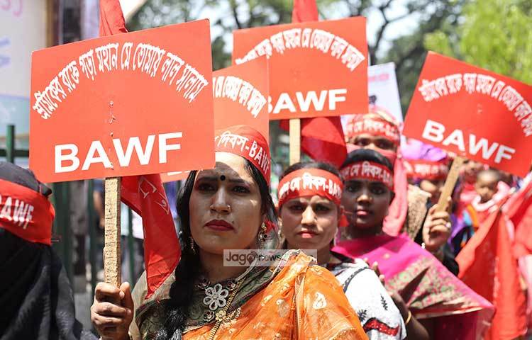 ‘শ্রমিকের রক্তে গড়া মহান মে তোমায় লাল সালাম’-লেখা প্লাকার্ড নিয়ে সামবেশের দিকে যাচ্ছে নারী শ্রমিকরা। ছবি : মাহবুব আলম
