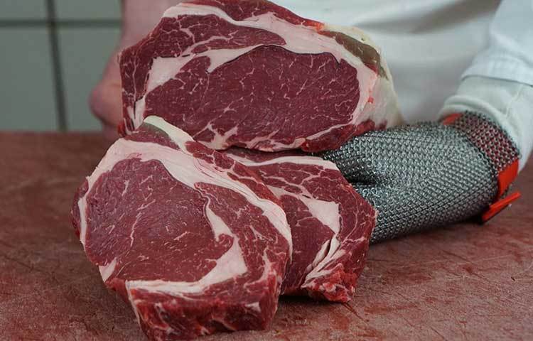 বিজ্ঞানীরা পরীক্ষা করে দেখেছেন অতিরিক্ত মাংস খাওয়া ক্যানসারের অন্যতম কারণ হতে পারে। তবে উপযুক্ত শারীরিক ব্যায়াম, নিয়ন্ত্রিত খাদ্যাভ্যাসে ক্যানসার দূরে থাকে।