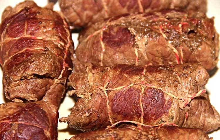 চর্বিযুক্ত রেডমিট বাতের ব্যথা বাড়িয়ে তোলে। তবে চর্বি ছাড়া মাংস খেলে, ব্যায়াম করলে, প্রচুর পানি পান করলে বাতের ব্যথা দূরে থাকে।