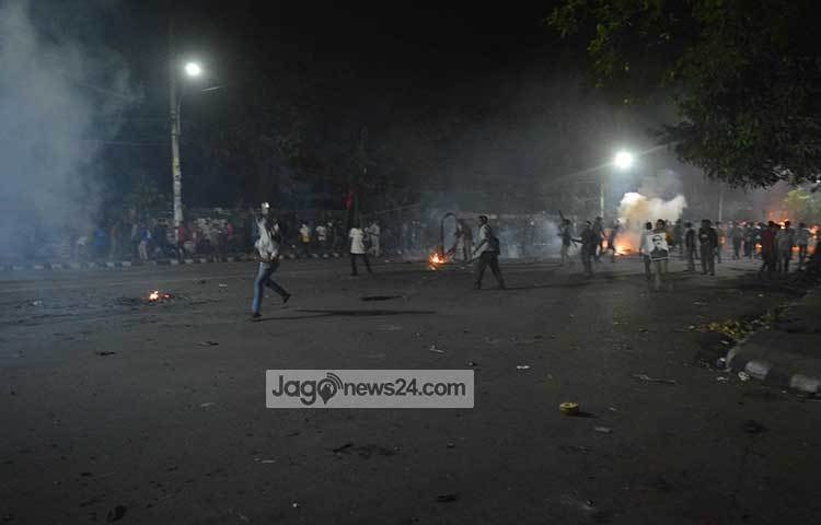 আন্দোলকারীরা রাজধানীর শাহবাগের রাস্তায় আগুল জ্বালিয়ে দিয়েছে। ছবি : বিপ্লব দিক্ষিৎ