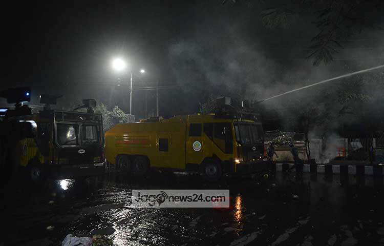 আন্দোলনকারীদের ছত্রভঙ্গ করতে জল কামান দিয়ে গরম পানি ছুড়ছে পুলিশ। ছবি : বিপ্লব দিক্ষিৎ