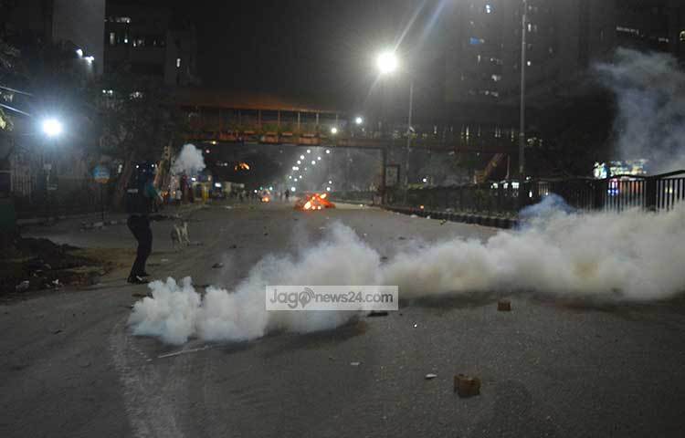 কাঁদুনে গ্যাসে ছেয়ে গেছে শাহবাগ এলাকা। ছবি : বিপ্লব দিক্ষিৎ