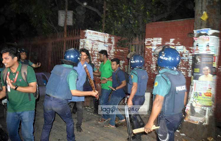 পুলিশ আন্দোলনকারীদের পেটাচ্ছে। ছবি : বিপ্লব দিক্ষিৎ