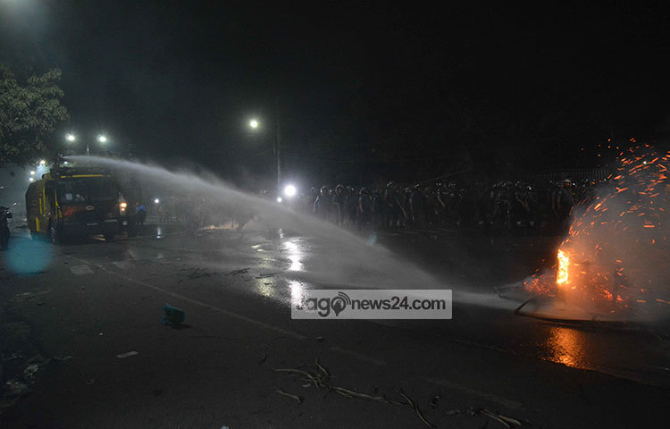 জল কামান দিয়ে আগুন নিভাচ্ছে পুলিশ। ছবি : বিপ্লব দিক্ষিৎ