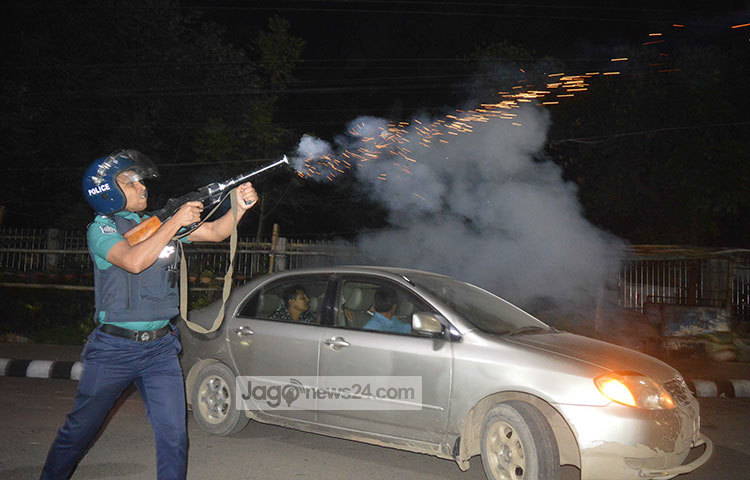 কাঁদুনে গ্যাস ছুড়ছে পুলিশ। ছবি : বিপ্লব দিক্ষিৎ