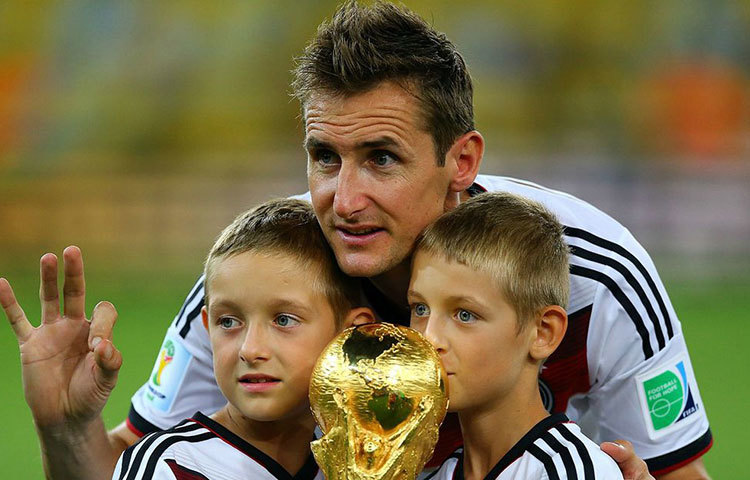 মিরোস্লাভ ক্লোসা : জার্মানির বিশ্বকাপ বিজয়ী আরেক দিকপাল। বিশ্বকাপে এখনও পর্যন্ত যে রেকর্ড তিনি গড়েছেন, তার ধারে কাছে কেউ নেই। ২০১৪ বিশ্বকাপে ব্রাজিলে বসেই ব্রাজিলিয়ান কিংবদন্তি রোনালদোর ১৫ গোলের রেকর্ড ভেঙে করেছেন ১৬ গোলের রেকর্ড। জার্মানির হয়ে সর্বোচ্চ ৭১ গোল করার রেকর্ডও মিরোস্লাভ ক্লোসার নামে। বিশ্বকাপের ফাইনালে ৮৮ মিনিট পর্যন্ত মাঠে ছিলেন ক্লোসা। তার পরিবর্তেই মাঠে নামানো হয় মারিও গোৎসেকে। অতিরিক্ত সময়ে যার গোলে বিশ্বকাপ জয় করে জার্মানি। ২০১৪ বিশ্বকাপের পরই অবসরের ঘোষণা দেন মিরোস্লাভ ক্লোসা।