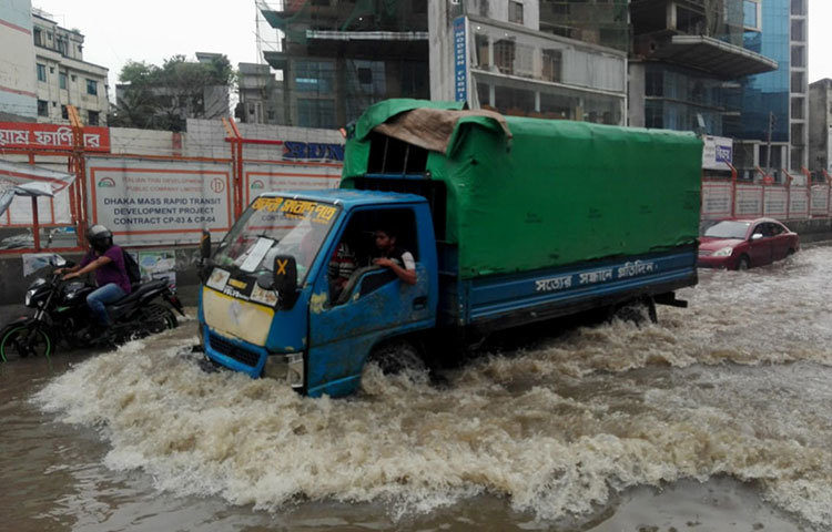 পানির মধ্য দিয়ে ছুটছে গাড়ি ও মোটর সাইকেল। ছবি : আবু সালেহ সায়াদাত