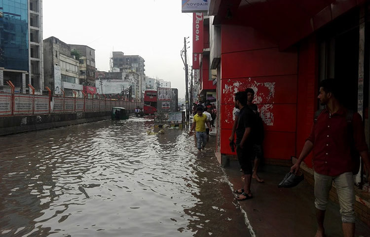 পানিতে আটকা পড়েছে লোকজন। ভাবছেন কিভাবে তারা গন্তব্যে পৌঁছবেন। ছবি : আবু সালেহ সায়াদাত