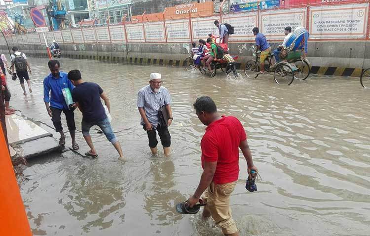 সকালে অফিসগামী লোকজন পড়েছেন ভীষণ বিড়ম্বনায়। ছবি : আবু সালেহ সায়াদাত