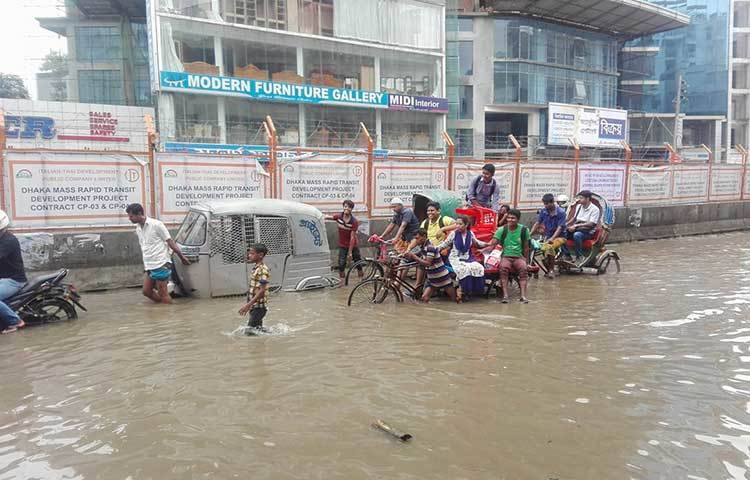 একটু বৃষ্টি হলেই কাজীপাড়া এলাকার লোকজন দুর্ভোগের মধ্যে পড়ে। ছবি : আবু সালেহ সায়াদাত