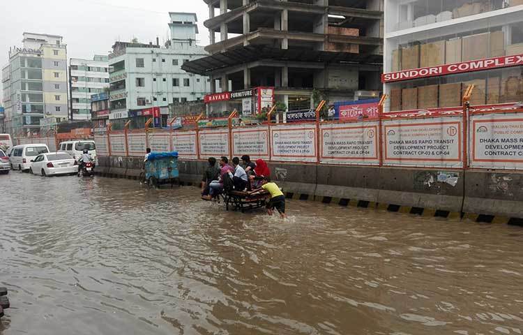 গাড়ি আটকে আছে পানি মধ্যে। ছবি : আবু সালেহ সায়াদাত