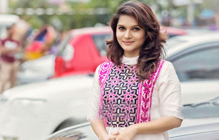 মিথিলা অভিনয়ে ও বিজ্ঞাপনে বিপুল জনপ্রিয়তা লাভ করেছেন।