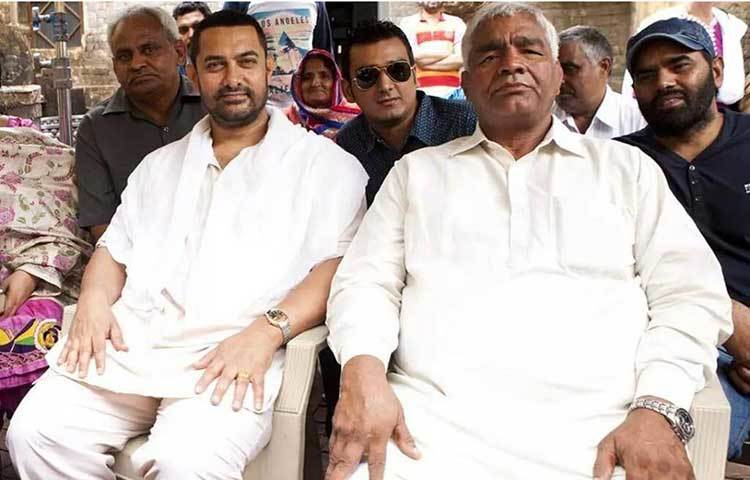 ওই একই বছরে কুস্তিগীর মহাবীর সিংহ ফোগতের জীবন নিয়ে ছবি তৈরি করেছিলেন নীতেশ তিওয়ারি। ছবিতে মহাবীরের দুই মেয়ে গীতা ও ববিতা ফোগতের কুস্তিগীর হয়ে ওঠার লড়াই দেখানো হয়েছিল। ইন্ডাস্ট্রি সূত্রে খবর, মহাবীর সিংহ ফোগত নিজের জীবনের গল্প শেয়ার করার বিনিময়ে ৮০ লাখ টাকা নিয়েছিলেন।