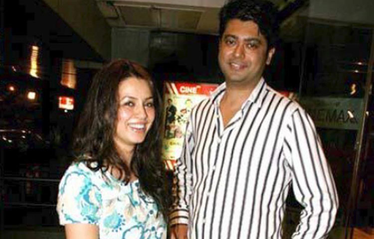 মহিমা চৌধুরী : দুই সন্তানের বাবা ববি মুখোপাধ্যায়ের সঙ্গে চার হাত এক হয় মহিমার। নানা পারিবারিক কারণে ‘পরদেশ’ খ্যাত নায়িকার সঙ্গে গত বছরই ববির বিচ্ছেদ হয়ে গিয়েছে বলে শোনা গিয়েছে।