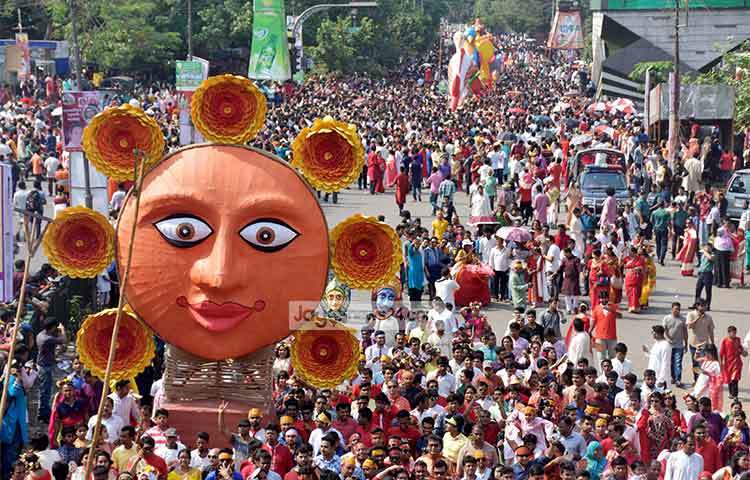 শনিবার সকাল ৯টায় শোভাযাত্রাটি ঢাকা বিশ্ববিদ্যালয়ের চারুকলা ইনস্টিটিউটের সামনে থেকে শুরু হয়ে হোটেলে ইন্টারকন্টিনেন্টাল (সাবেক শেরাটন), শাহবাগ ও টিএসসি মোড় ঘুরে ফের চারুকলার সামনে গিয়ে শেষ হয়। ছবি : বিপ্লব দিক্ষিৎ