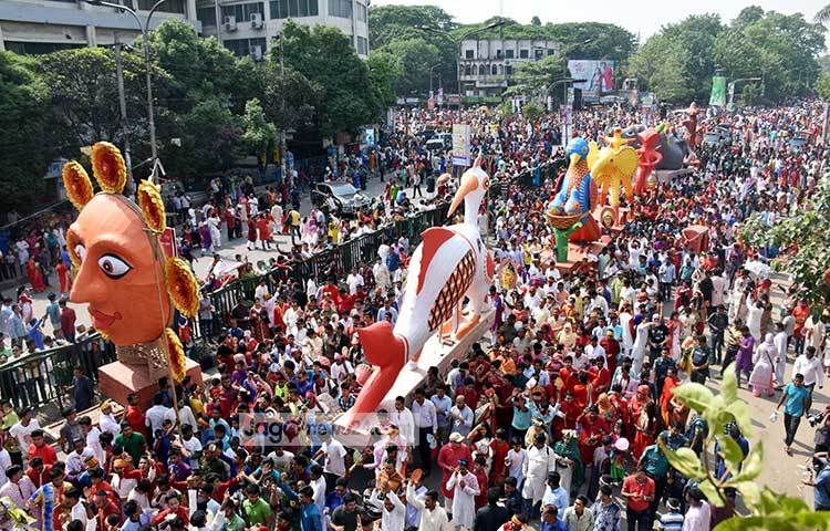 শোভাযাত্রায় আবহমান বাংলার ইতিহাস-ঐতিহ্যের সঙ্গে সাম্প্রতিক ঘটনার প্রতীকী নানা বিষয় স্থান পেয়েছে। ছবি : বিপ্লব দিক্ষিৎ