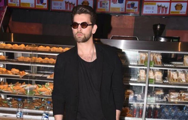 নীল নিতিন মুকেশ : নানা রকম চরিত্রে নিজেকে মানিয়ে নেন এই অভিনেতা। মধুর ভান্ডারকরের ‘জেল’ সিনেমার শুটিংয়ে ‘বোল্ড’ সিনে দেখা যায় নীল নিতিনকে। একজন জেলবন্দির চরিত্রে অভিনয় করার সময় ক্যামেরার সামনে নগ্ন হয়ে শুট করেন তিনি।