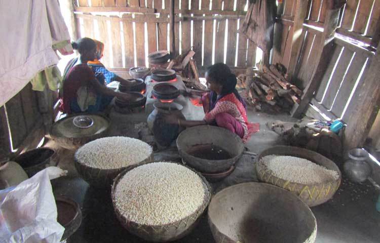 দপদপিয়া ইউনিয়নের তিমিরকাঠি, জুড়কাঠি, ভরতকাঠি, দপদপিয়াসহ ১২ গ্রামে সারাবছর ধরেই চলে মুড়ি ভাজার কাজ হয়। তবে রমজান আসতে না আসতেই এ মুড়ির চাহিদা বেড়ে যায় কয়েকগুণ।