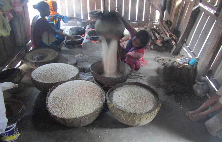 মুড়ি ভাজতে ব্যস্ত কয়েকজন নারী।